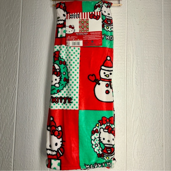 NWT Sanrio Hello Kitty Christmas Holiday Hugs Silk Touch Throw Blanket 50 x 70 - Picture 5 of 6
